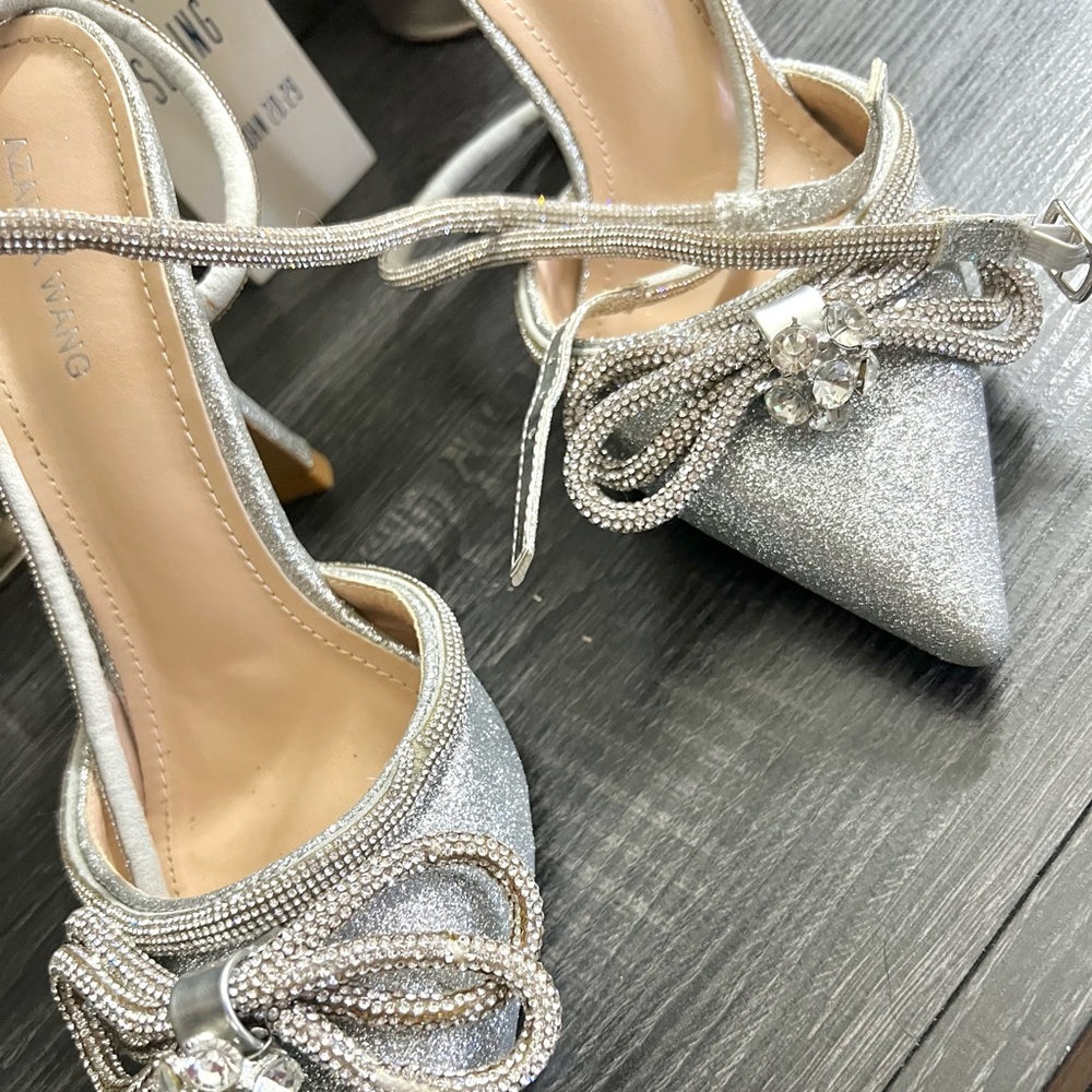 Woman’s Lap Up Silver Akira Heels